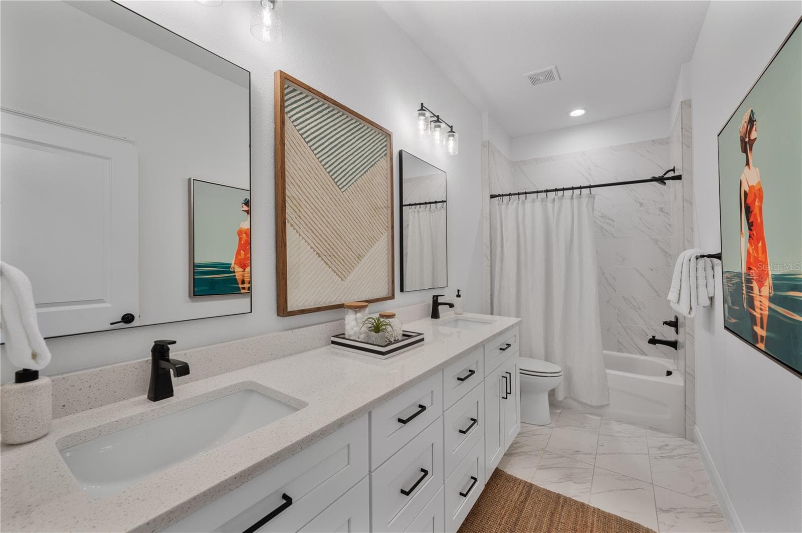 Upstairs full bathroom with dual sink vanity and tub-shower - 2403 DERBYSHIRE AVE, LAKELAND