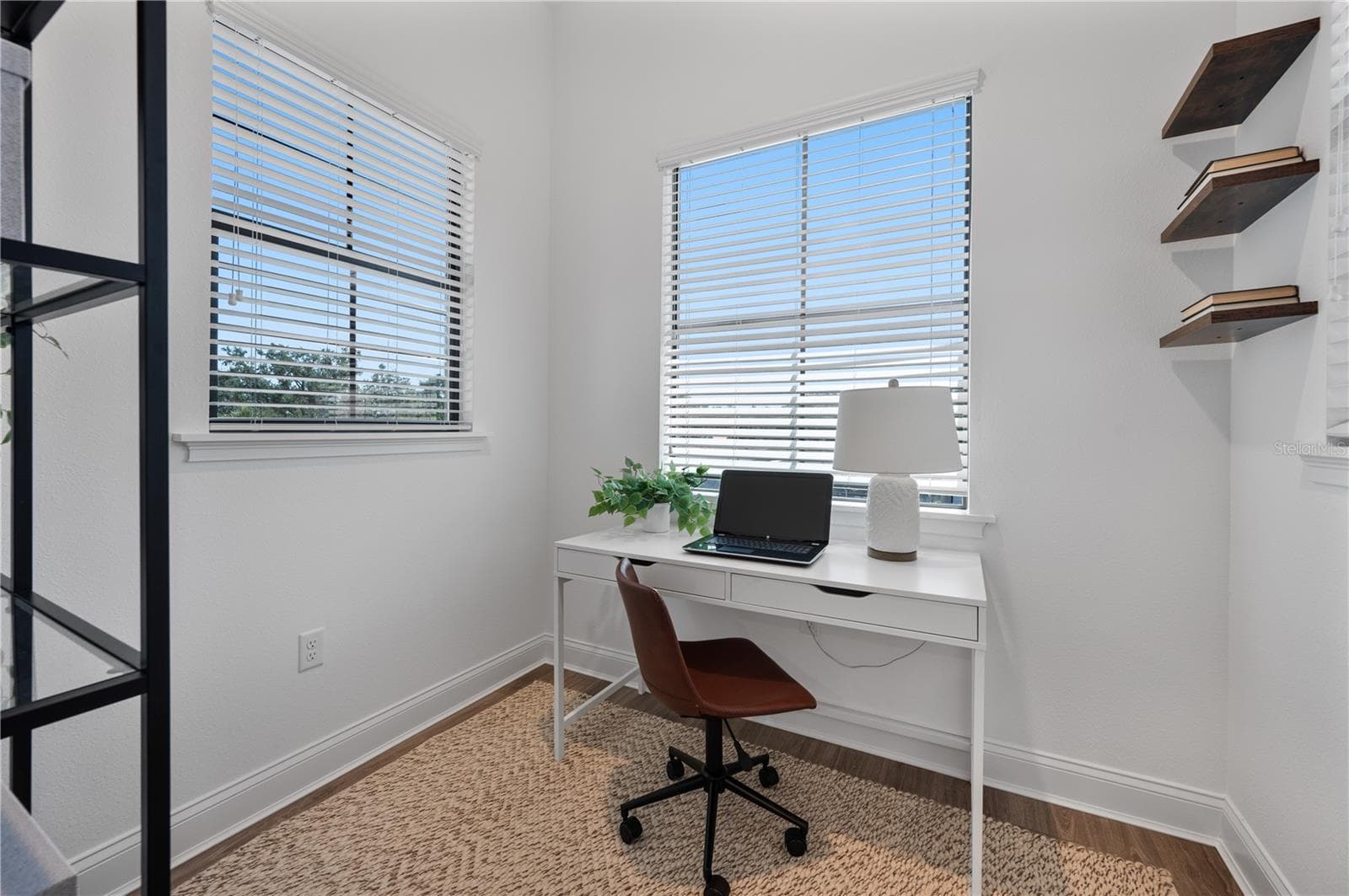 Upstairs office or flex space - 2403 DERBYSHIRE AVE, LAKELAND
