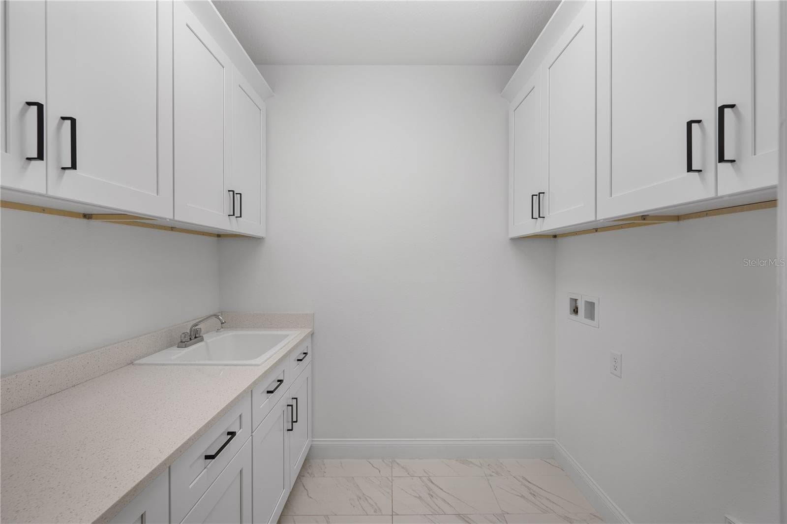 Laundry room off garage entry - 2403 DERBYSHIRE AVE, LAKELAND