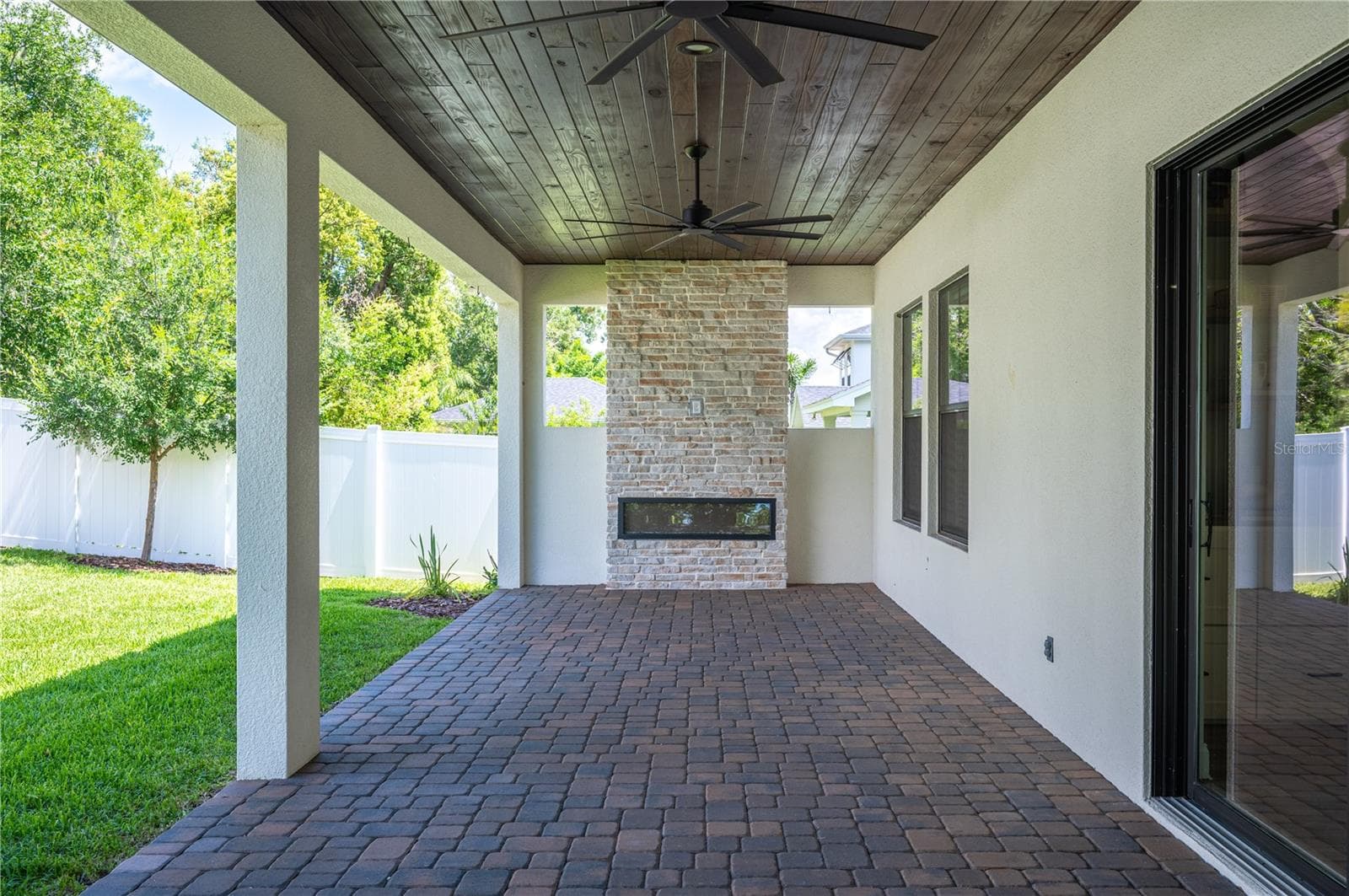 45ft paver lanai with stone fireplace and outdoor serving area - 2403 DERBYSHIRE AVE, LAKELAND