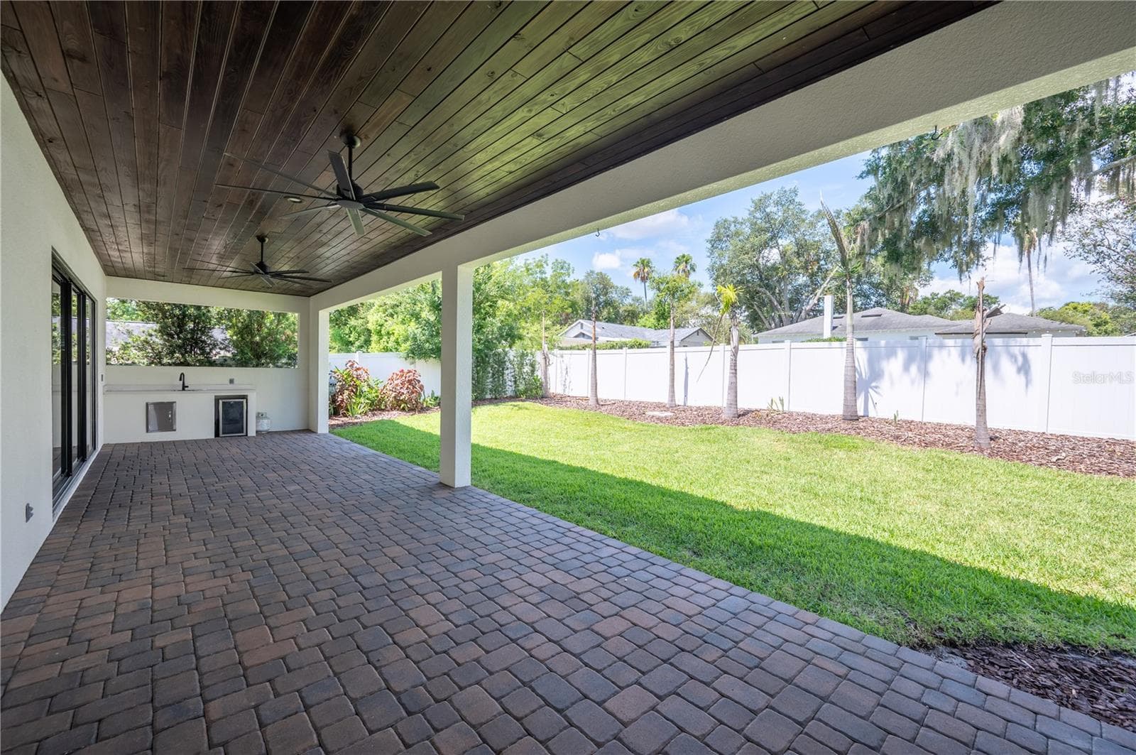 45ft paver lanai with stone fireplace and outdoor serving area - 2403 DERBYSHIRE AVE, LAKELAND