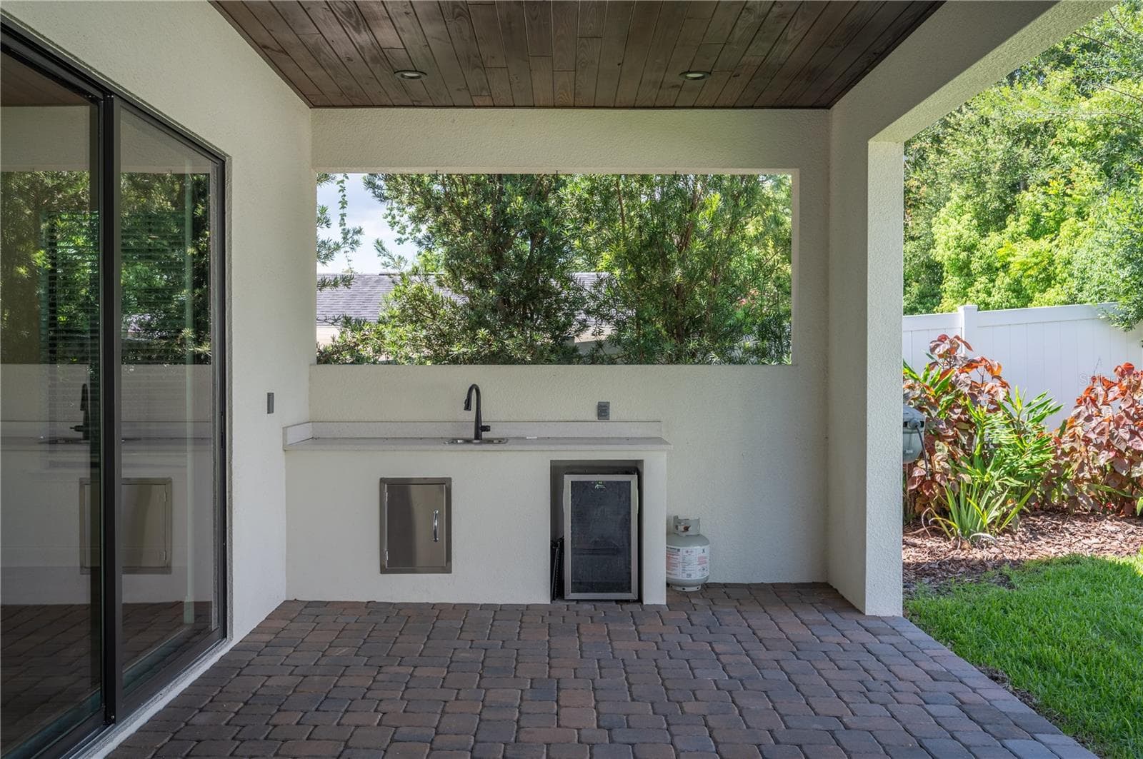 45ft paver lanai with stone fireplace and outdoor serving area - 2403 DERBYSHIRE AVE, LAKELAND