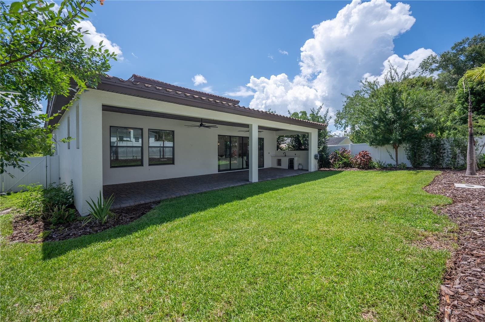 Fully fenced backyard - 2403 DERBYSHIRE AVE, LAKELAND