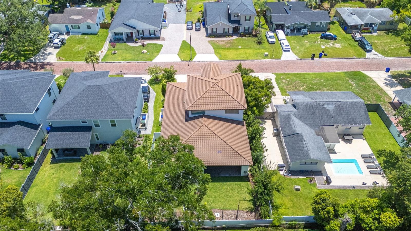 Spanish tile roof - 2403 DERBYSHIRE AVE, LAKELAND