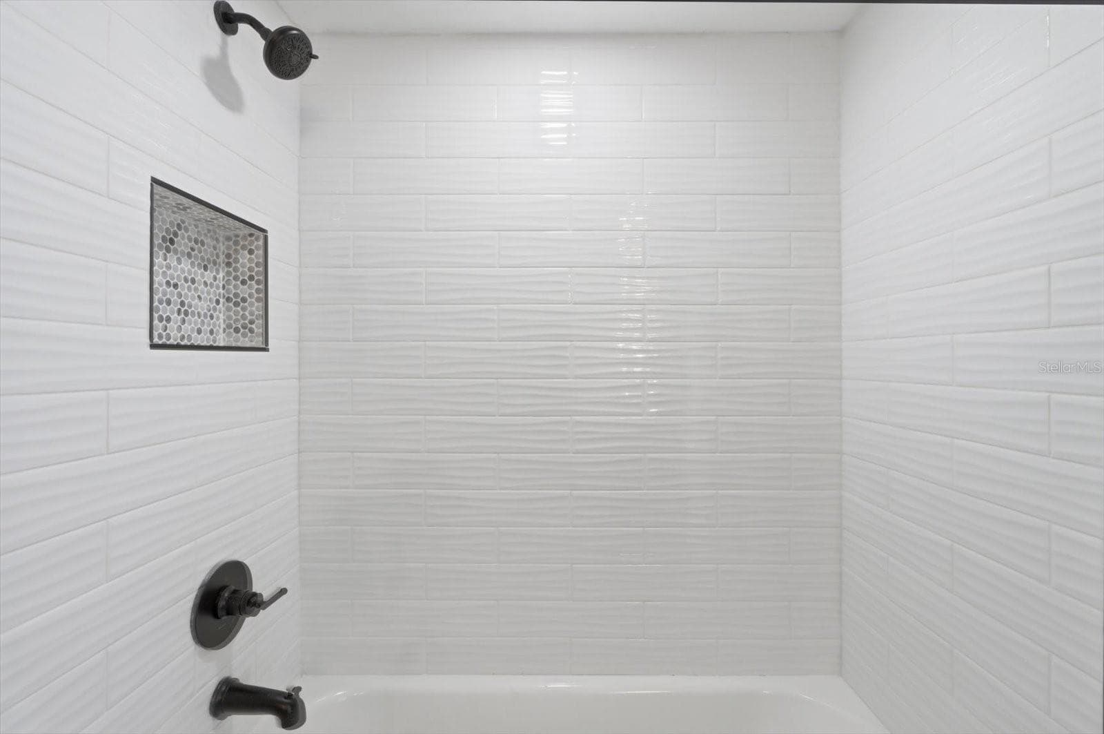 hallway bathroom tub/shower - 9642 ELGIN BLVD, SPRING HILL
