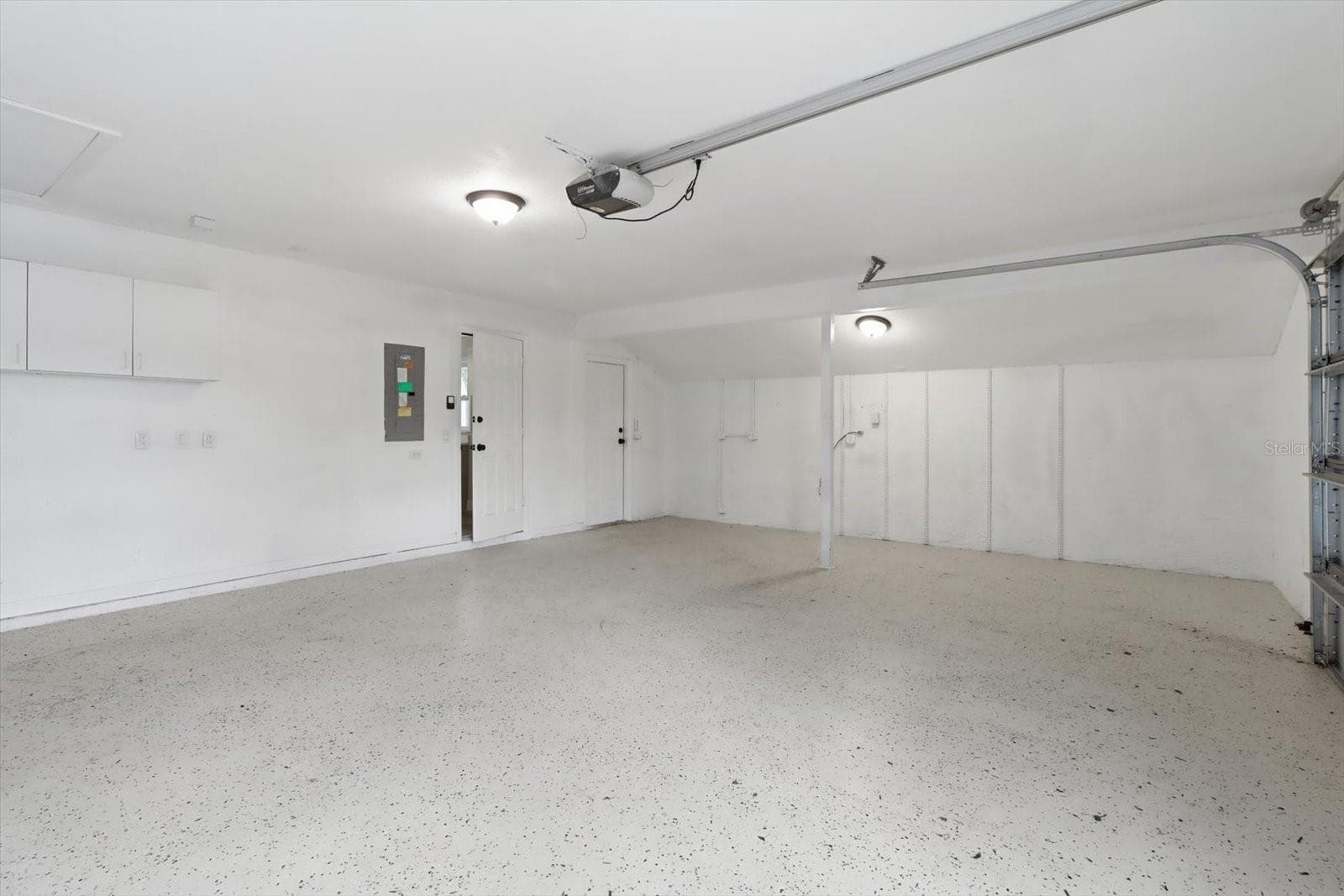 oversized garage - 9642 ELGIN BLVD, SPRING HILL