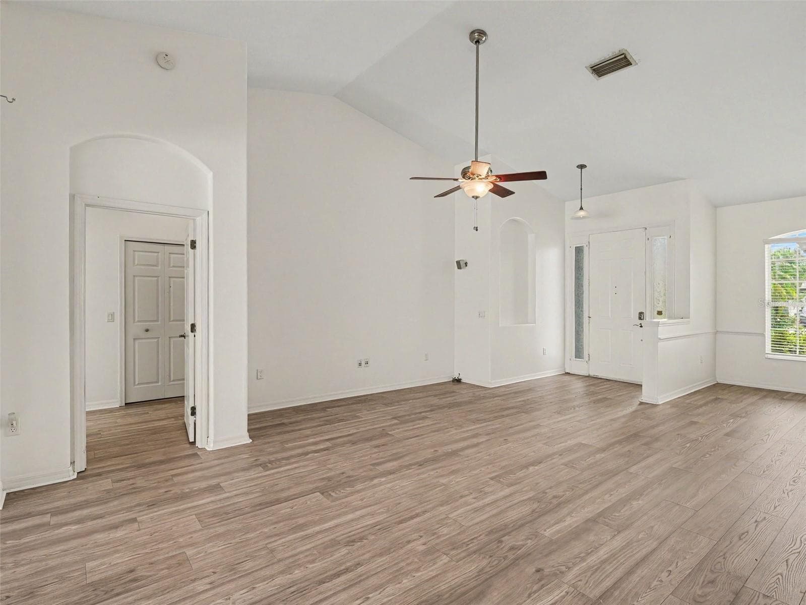 Single Family Residence at 535 PLANTERS MANOR WAY, BRADENTON, photo 4 of 39