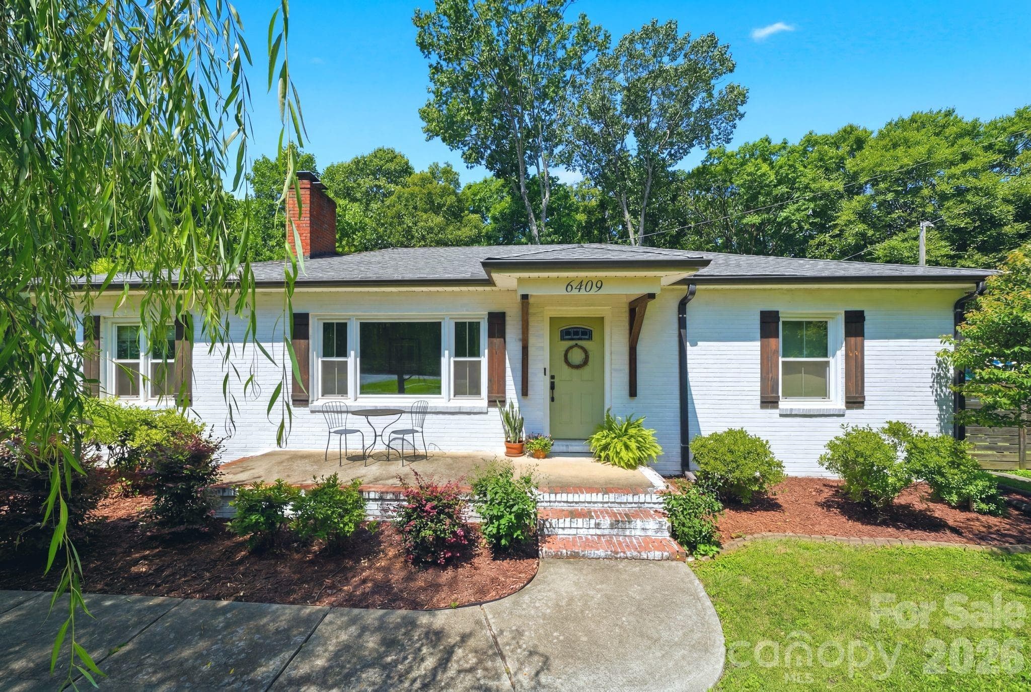 Single Family Residence at 6409 Woodland Circle, Charlotte, photo 3 of 27