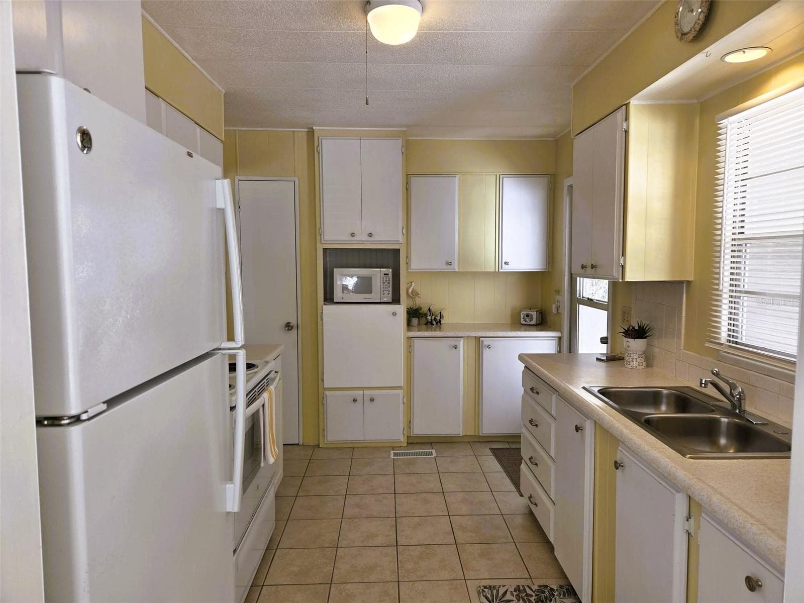 roomy Kitchen with tons of cabinets - 3383 OAKWOOD BLVD N, SARASOTA