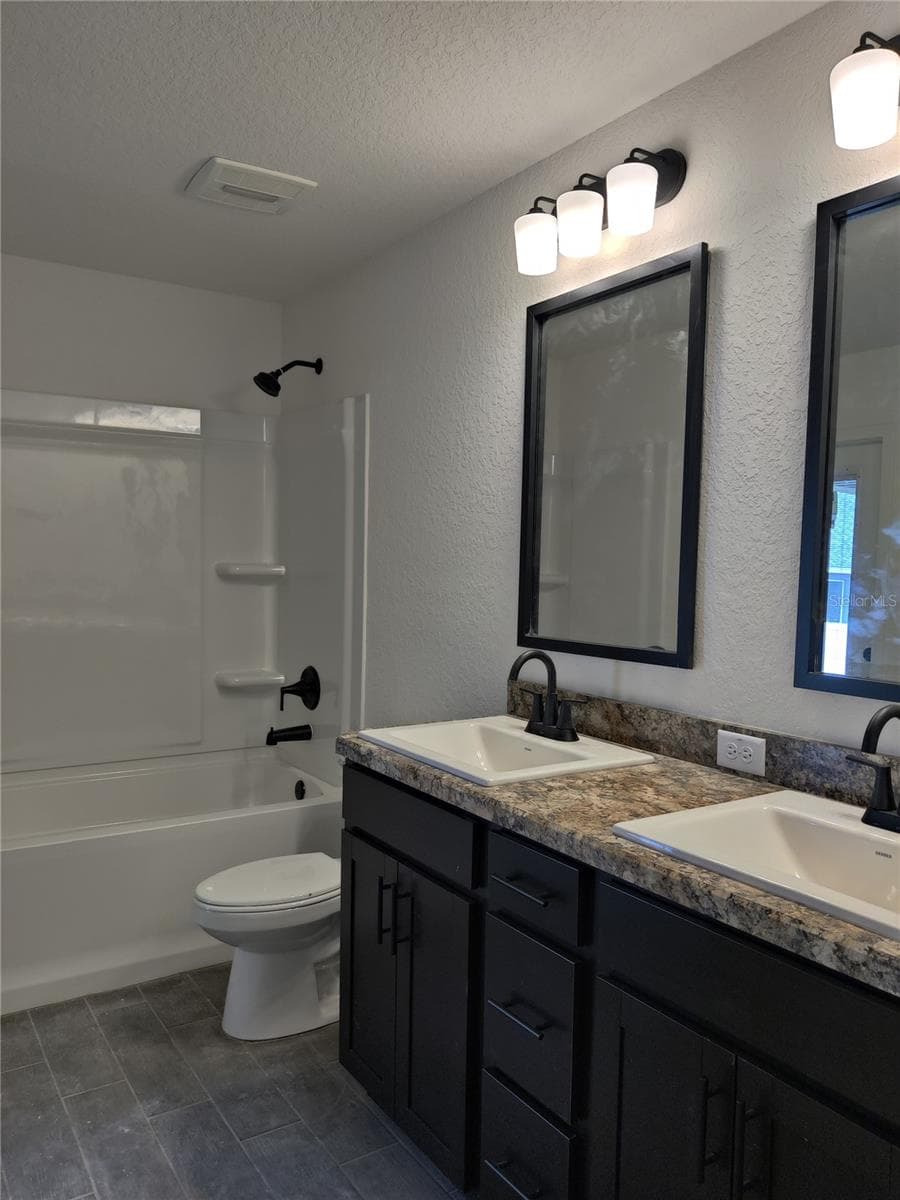 2nd/pool bath walks out to lanai - 1 CHRYSANTHEMUM CT, HOMOSASSA