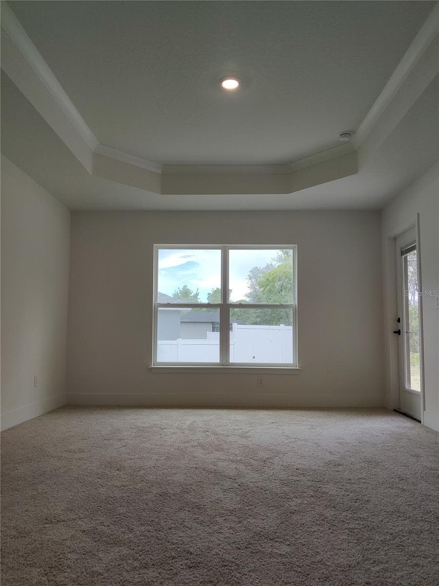 Master Bedroom w/Tray Ceiling and Crown Molding - 1 CHRYSANTHEMUM CT, HOMOSASSA