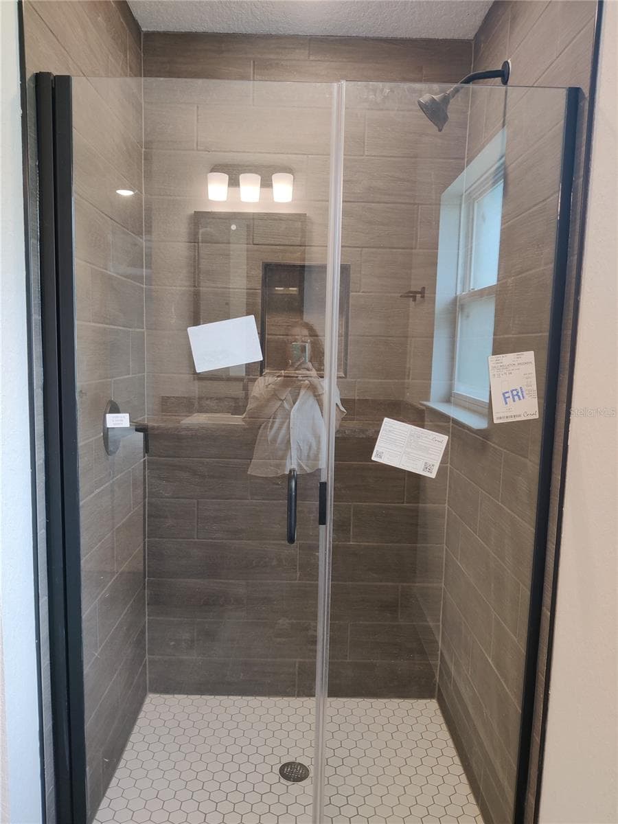 Separate walk-in tile shower in master bath - 1 CHRYSANTHEMUM CT, HOMOSASSA