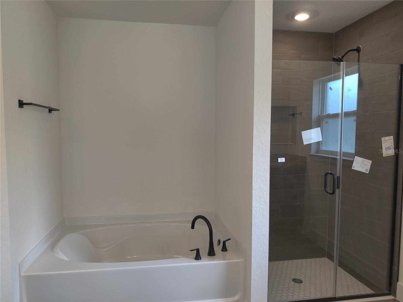 Master Bath garden tub and separate walk-in tile shower - 1 CHRYSANTHEMUM CT, HOMOSASSA