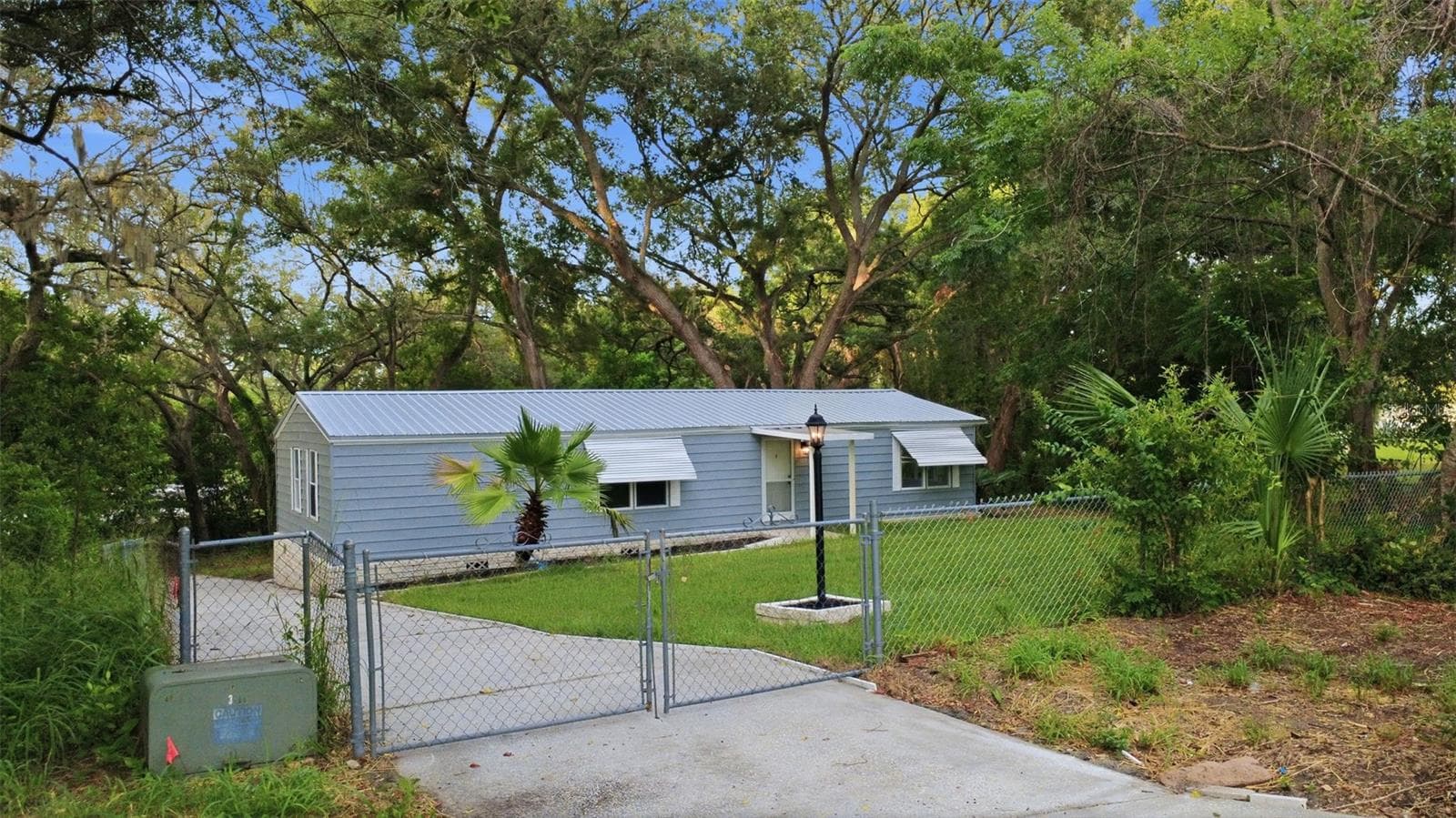 Manufactured Home at 403 ACORN CIR, FRUITLAND PARK, photo 2 of 41