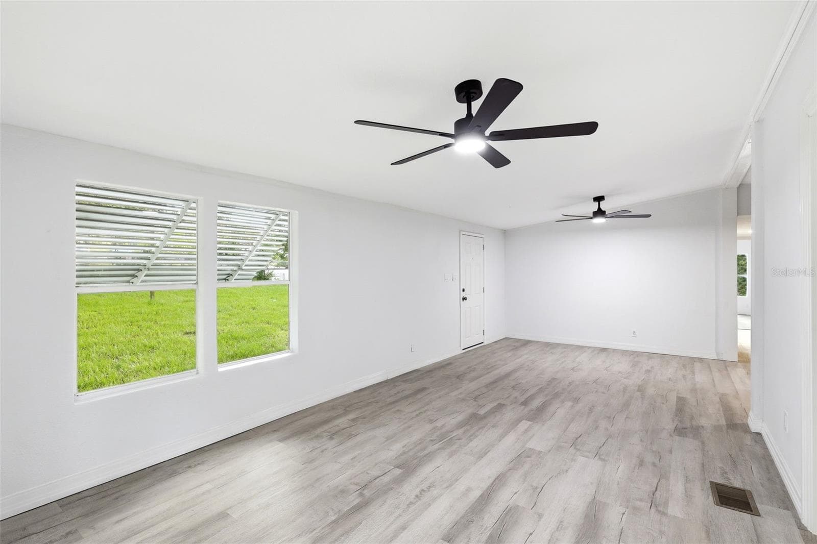 Manufactured Home at 403 ACORN CIR, FRUITLAND PARK, photo 4 of 41