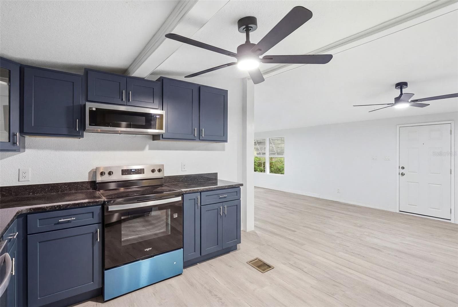 Manufactured Home at 403 ACORN CIR, FRUITLAND PARK, photo 9 of 41