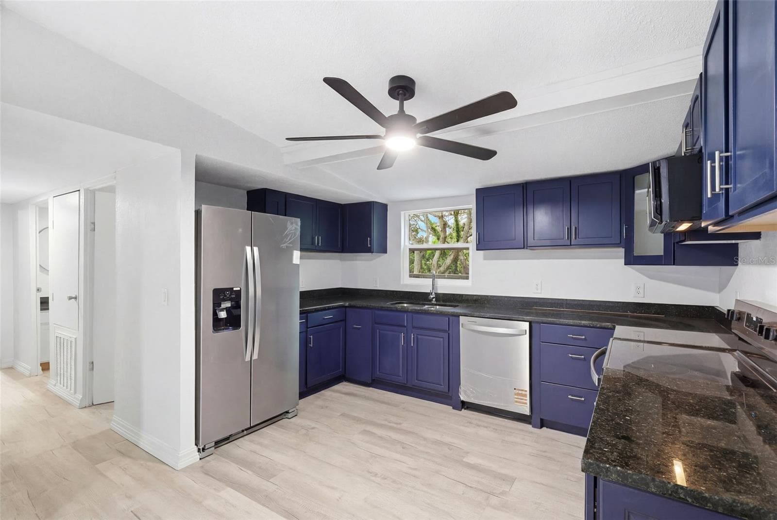 Manufactured Home at 403 ACORN CIR, FRUITLAND PARK, photo 10 of 41