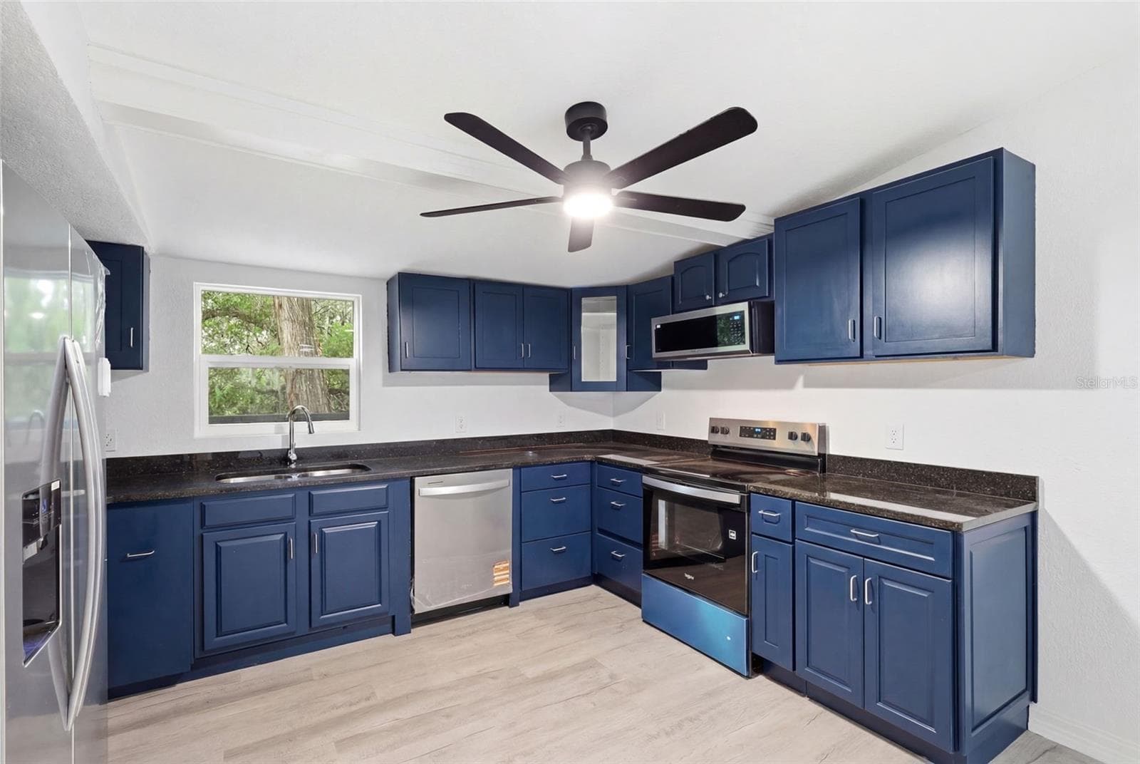 Manufactured Home at 403 ACORN CIR, FRUITLAND PARK, photo 11 of 41