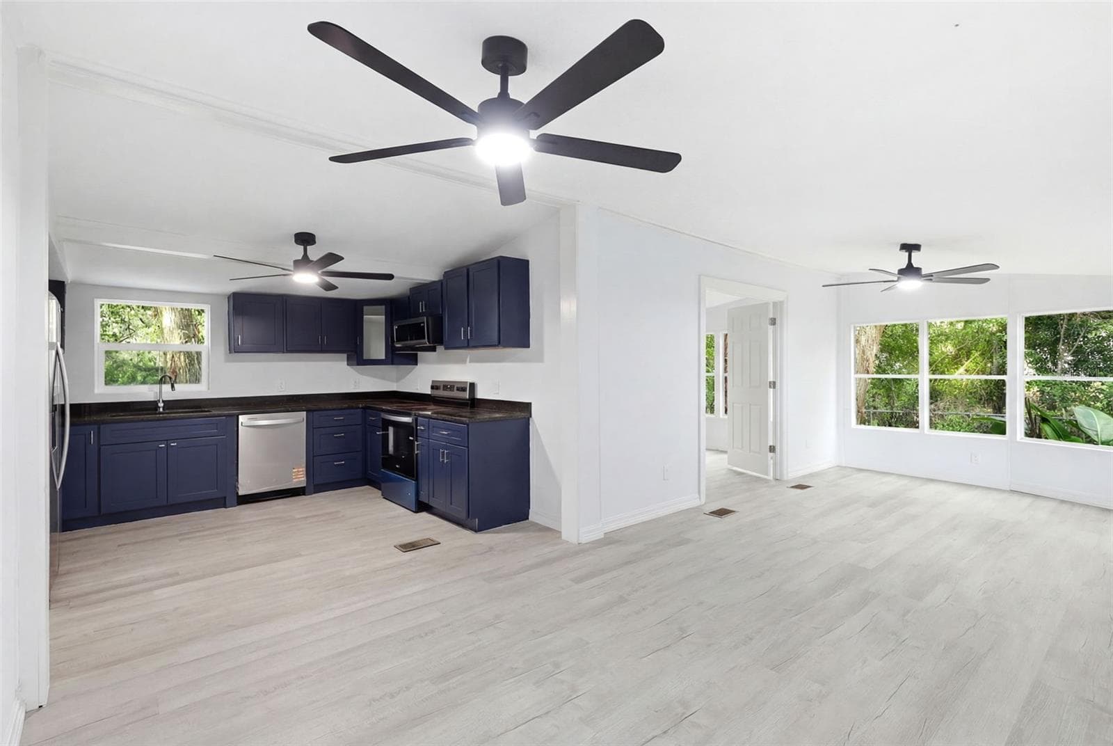 Manufactured Home at 403 ACORN CIR, FRUITLAND PARK, photo 12 of 41
