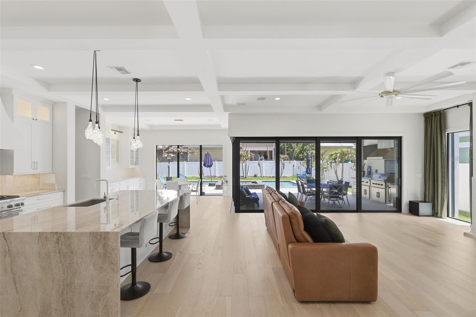 Entry into the open concept living area - 809 E CHURCH ST, ORLANDO