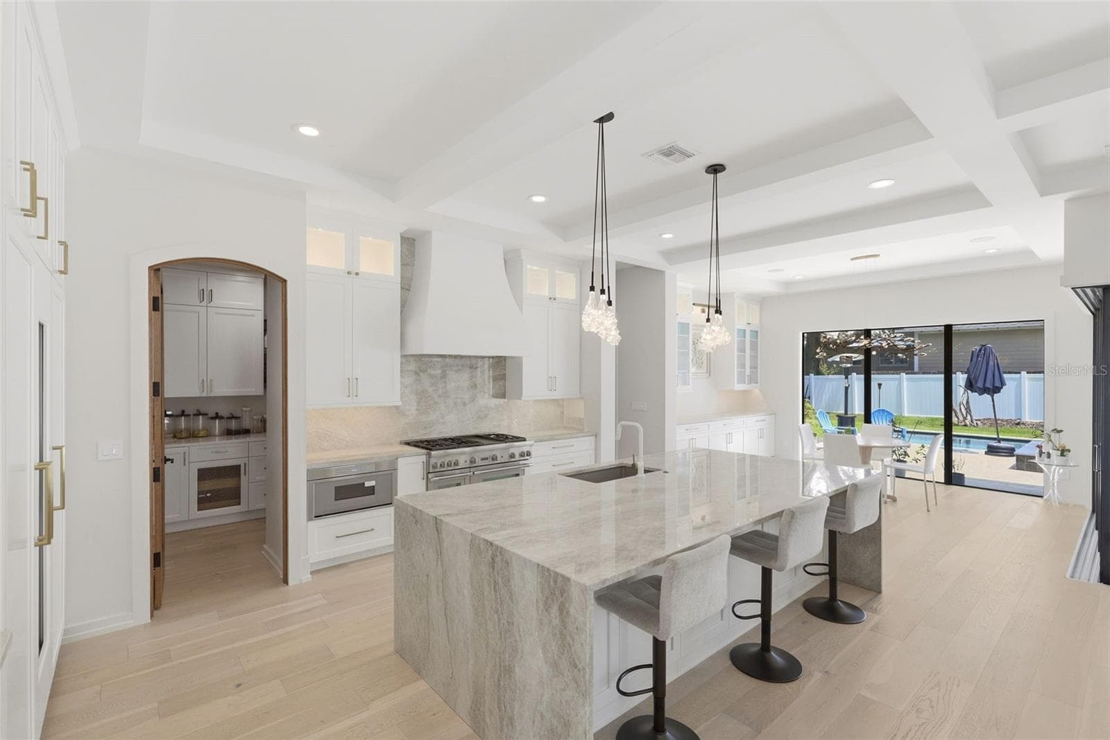 Kitchen features crystallized quartzite counters, oversized waterfall island & walk-in panty - 809 E CHURCH ST, ORLANDO