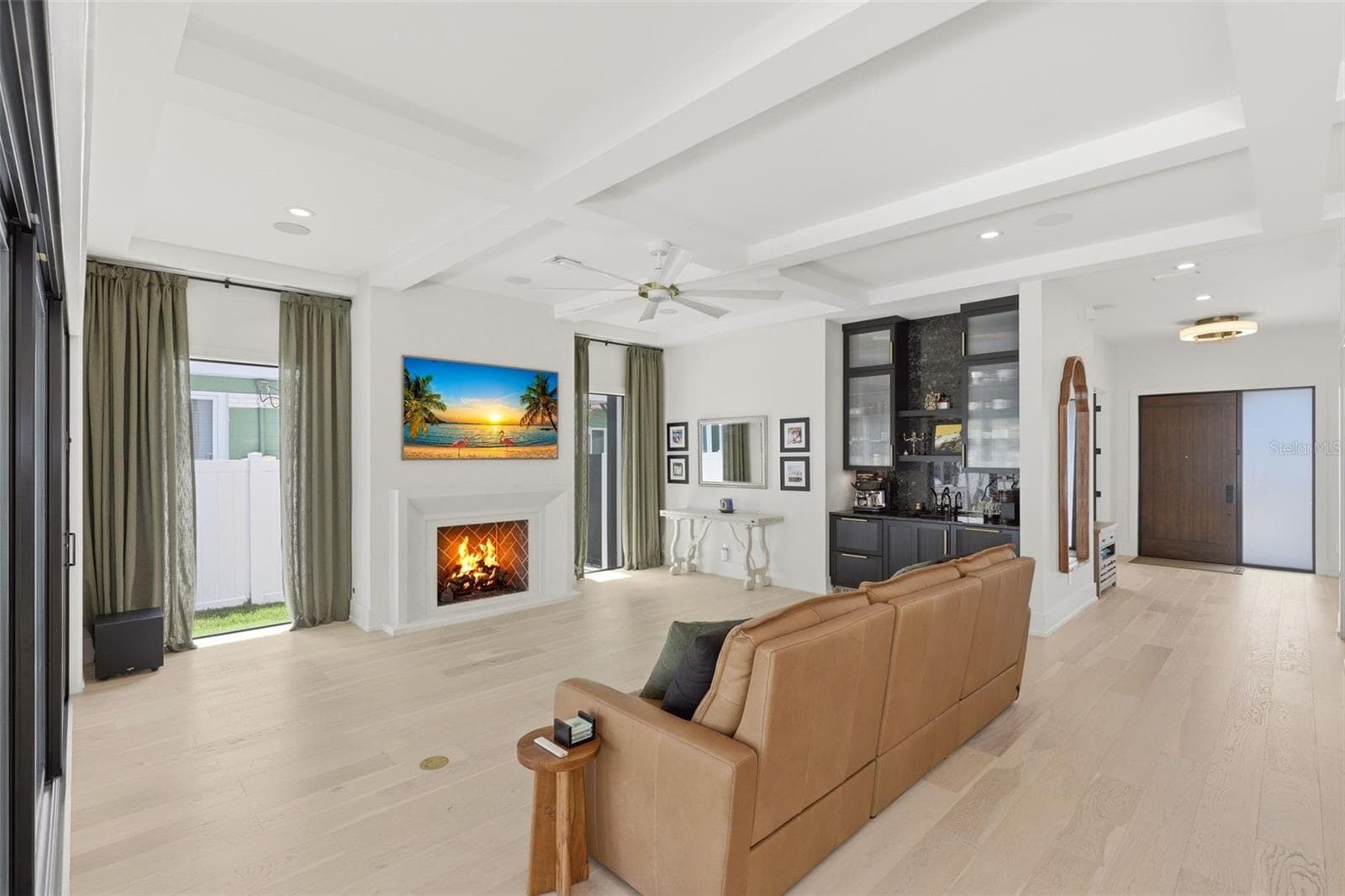 Elongated windows, gas fireplace and wet bar - 809 E CHURCH ST, ORLANDO