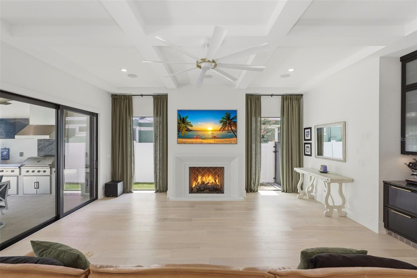 Elongated windows & gas fireplace - 809 E CHURCH ST, ORLANDO