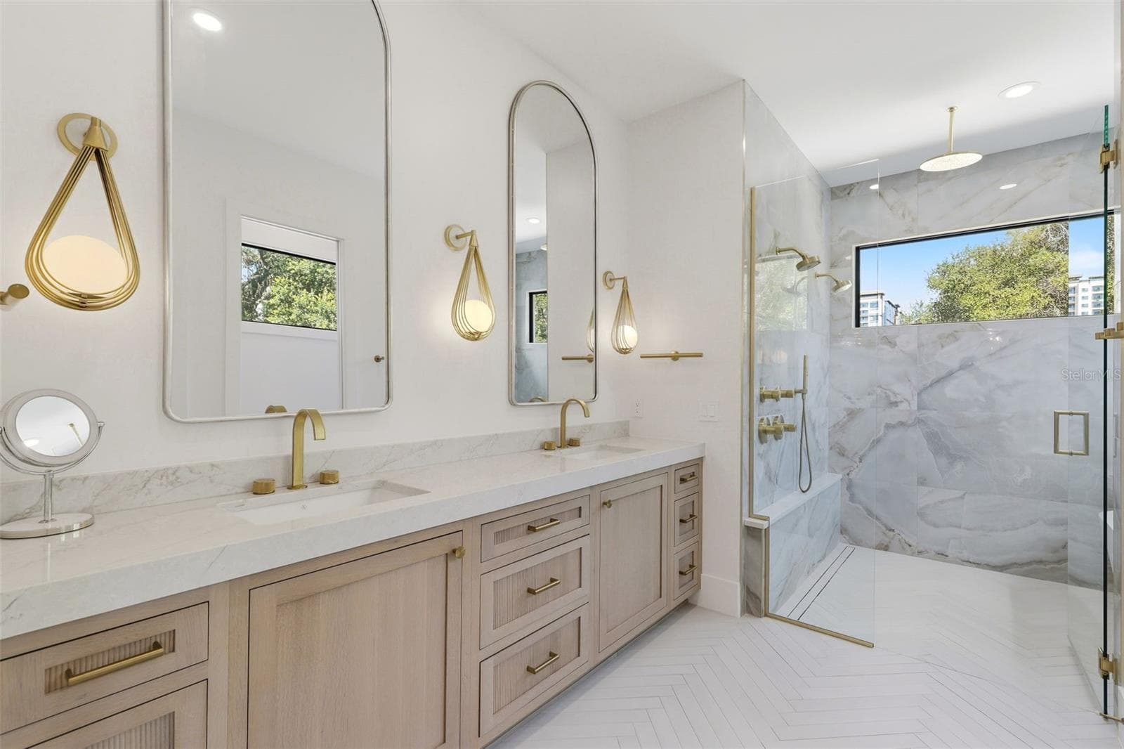Primary bathroom with dual sinks, custom cabinets and designer lighting - 809 E CHURCH ST, ORLANDO