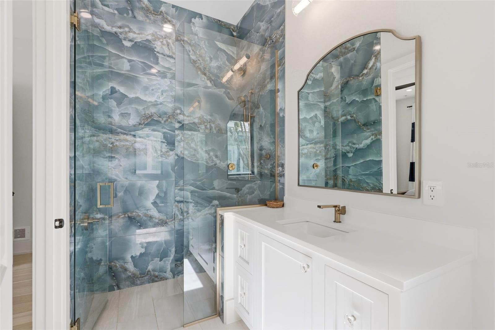 Guest bedroom en suite bath with walk-in shower - 809 E CHURCH ST, ORLANDO