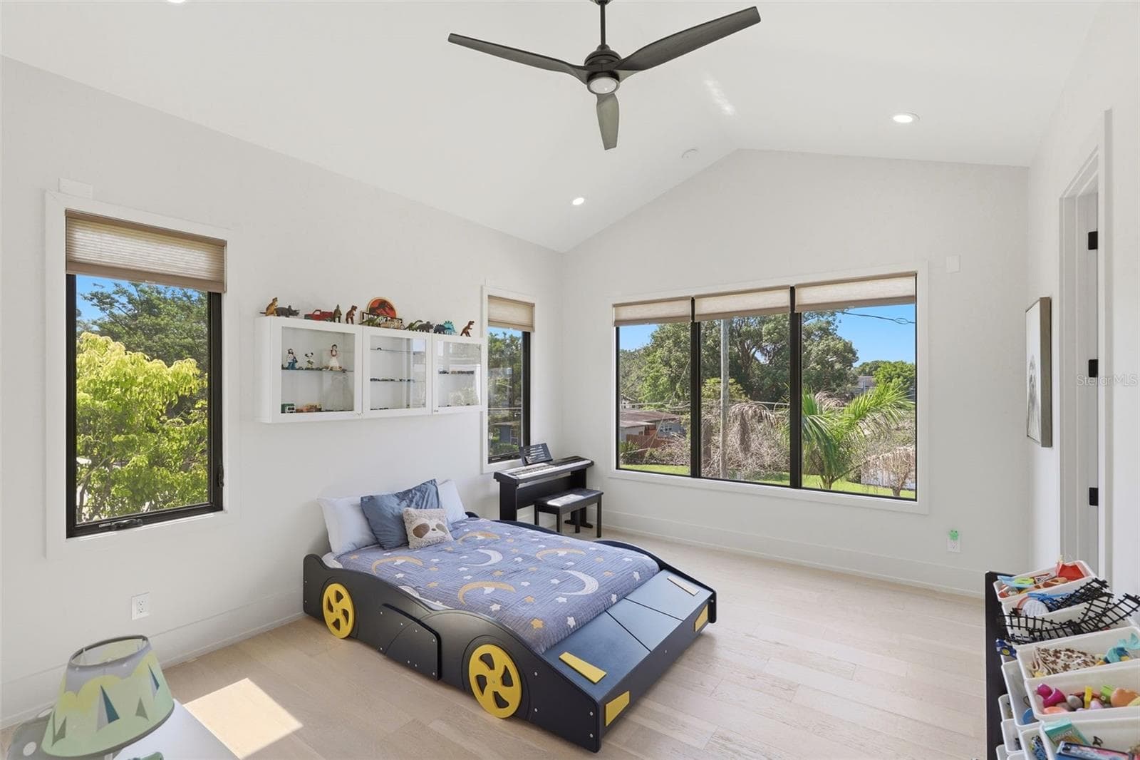 Upstairs bedroom with en suite bath and walk in closet - 809 E CHURCH ST, ORLANDO