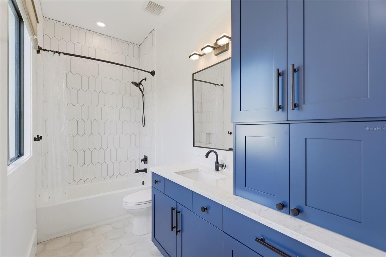 En suite bath for upstairs bedroom - 809 E CHURCH ST, ORLANDO