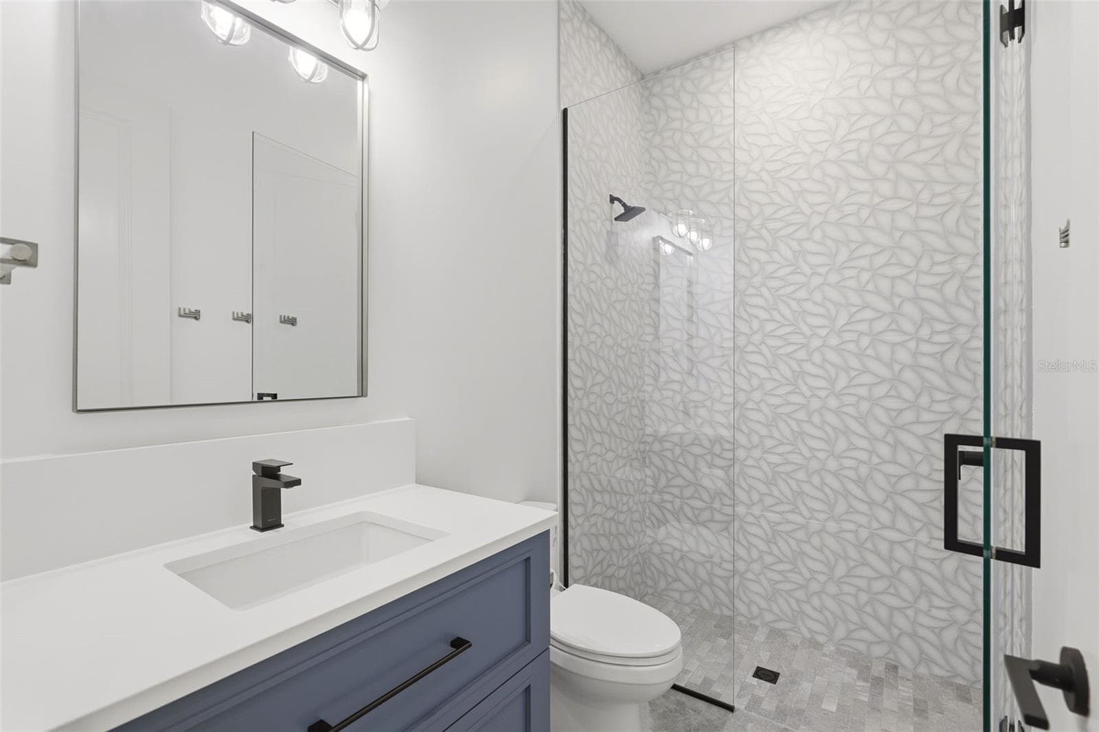 Upstairs bath - 809 E CHURCH ST, ORLANDO