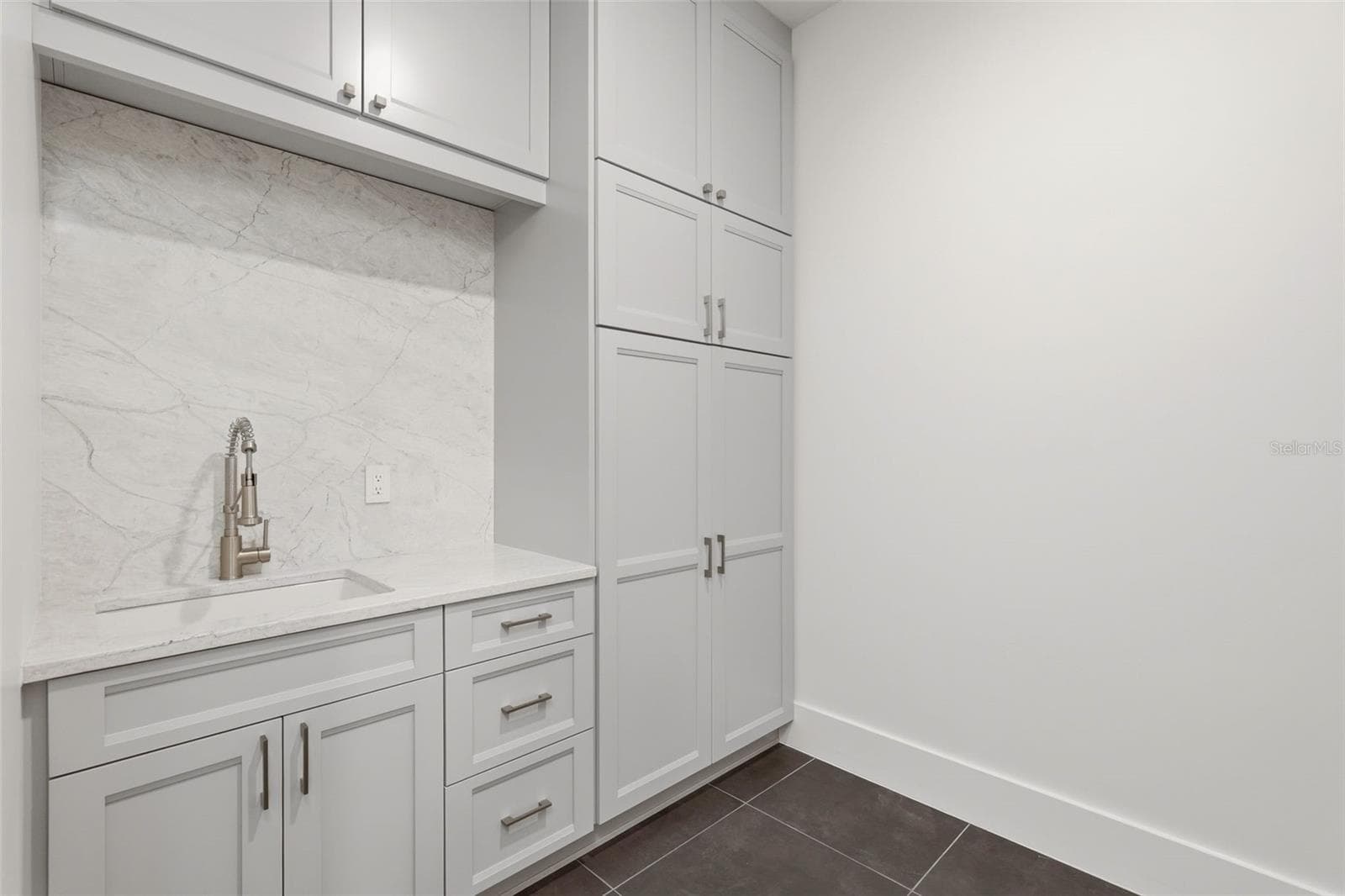 Upstairs laundry room with custom cabinets & utility sink - 809 E CHURCH ST, ORLANDO