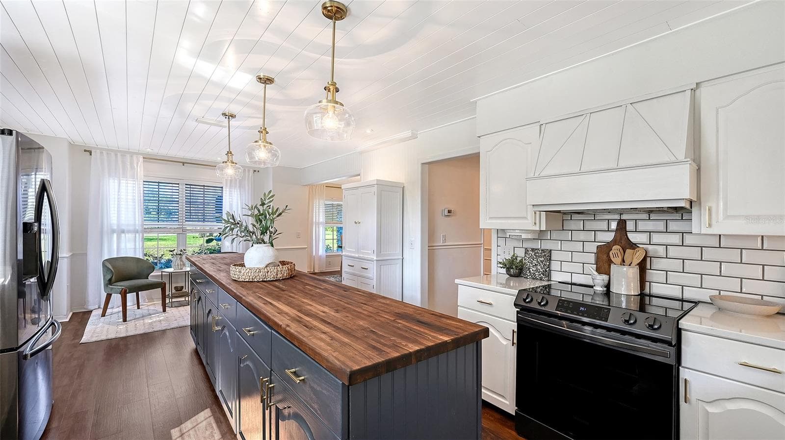 Kitchen with Electric Stove - 28401 104TH DR E, MYAKKA CITY
