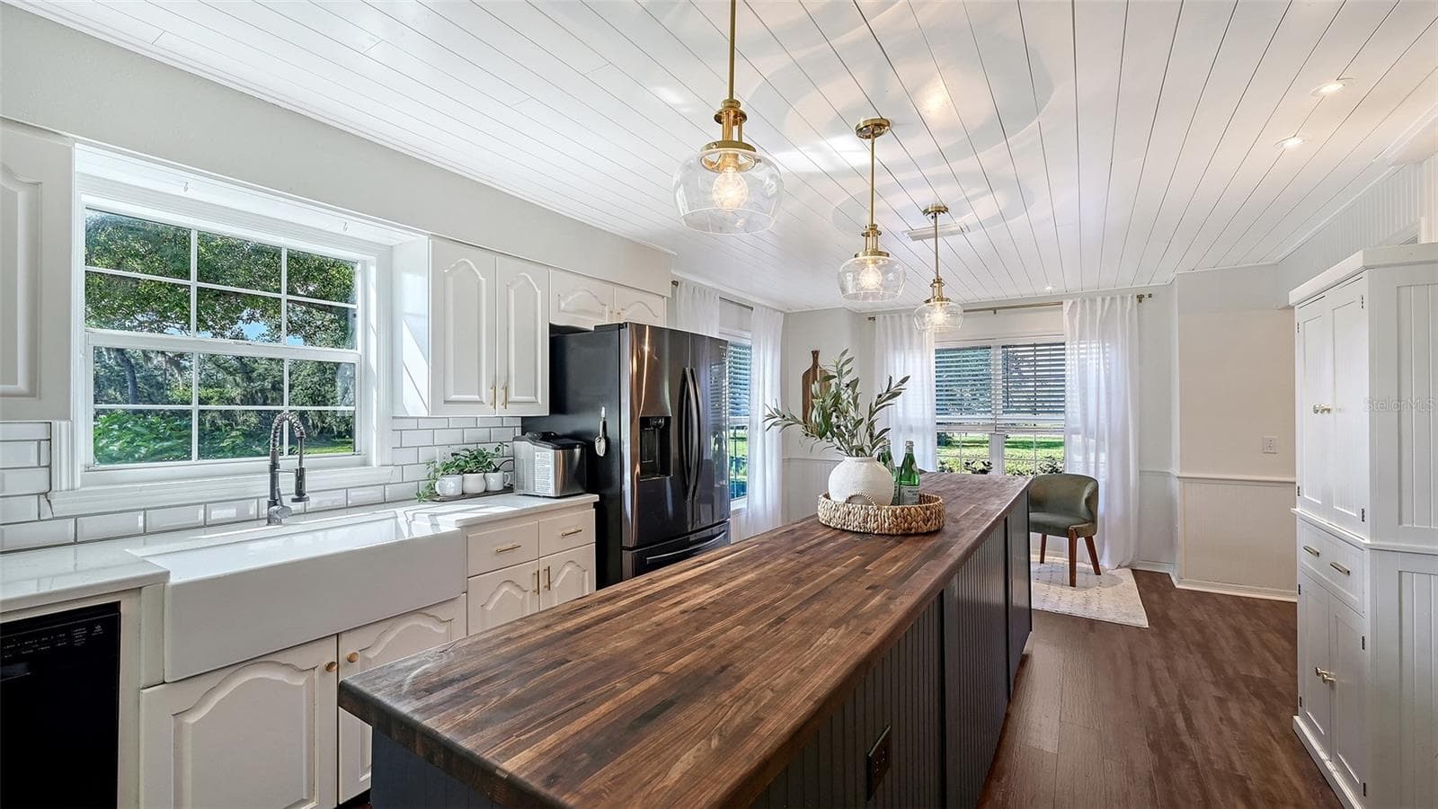 Kitchen with Farmhouse Sink - 28401 104TH DR E, MYAKKA CITY
