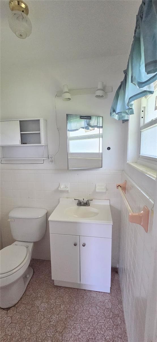 Primary Bathroom - 204 BOBBIE CIR, LAKELAND