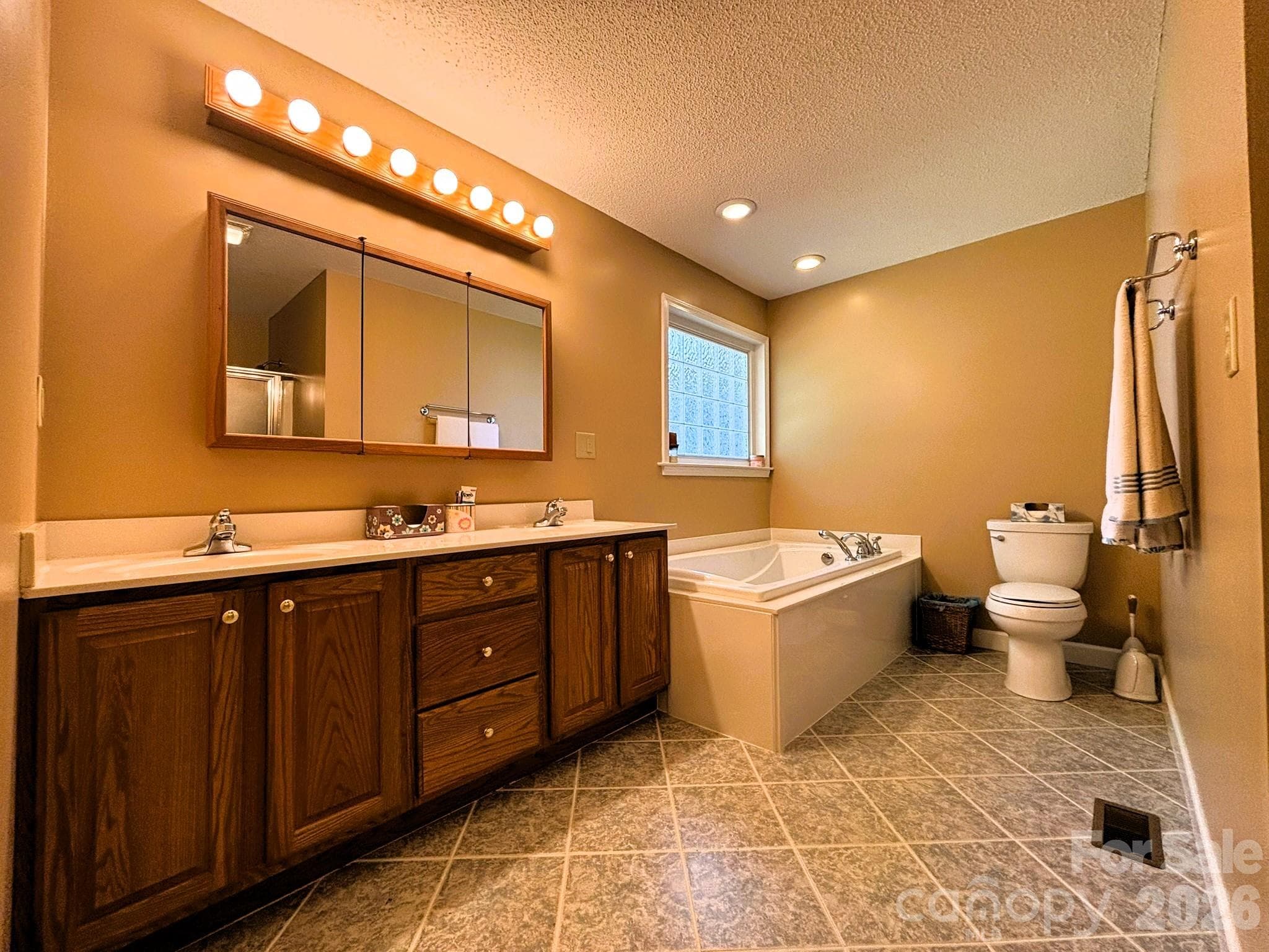 Master Bathroom - 130 Canoe Court, Mount Gilead