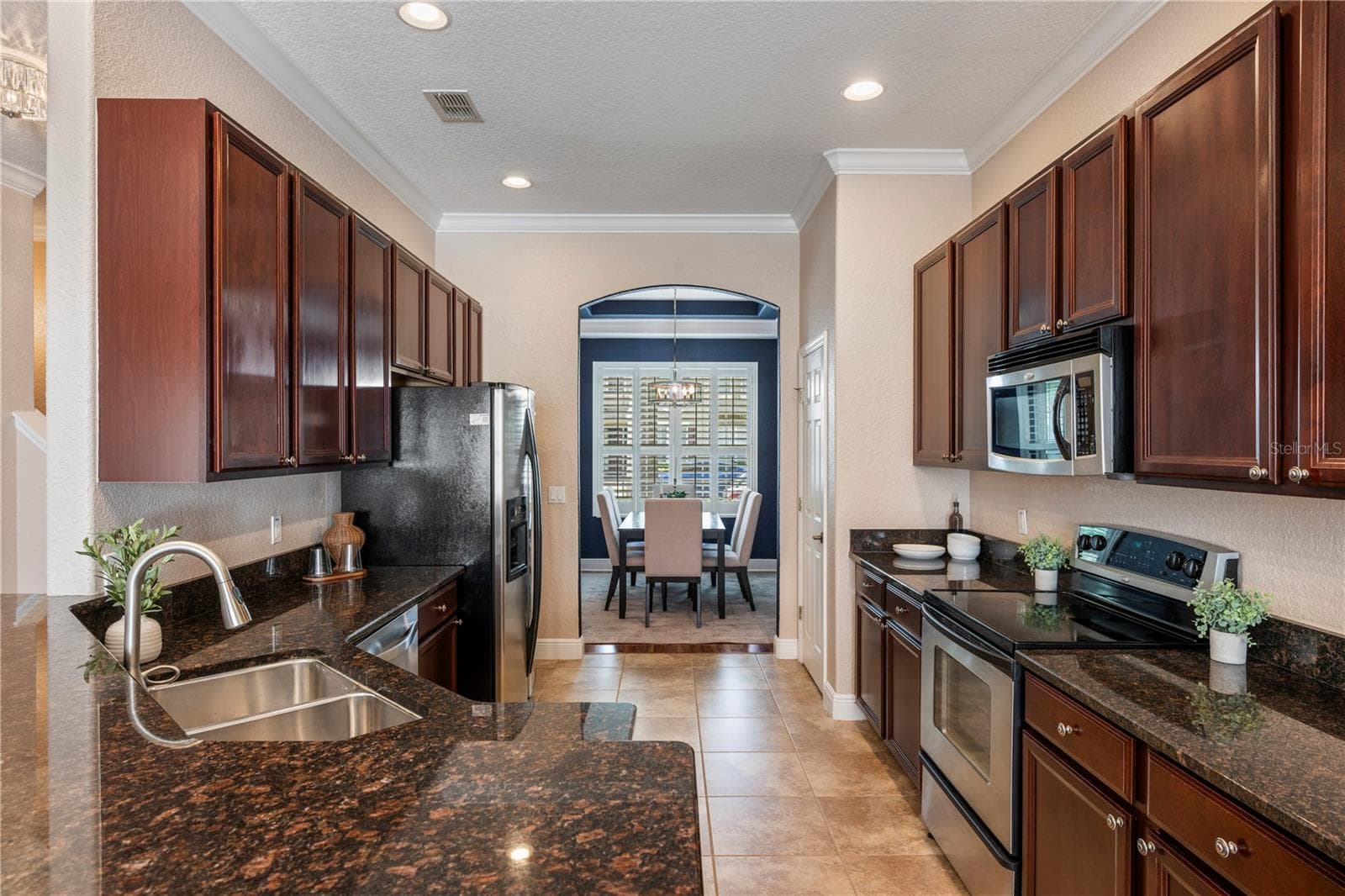 Ample 42" Cabinetry with stainless steel appliances, all included! - 573 SHINING ARMOR LN, LONGWOOD