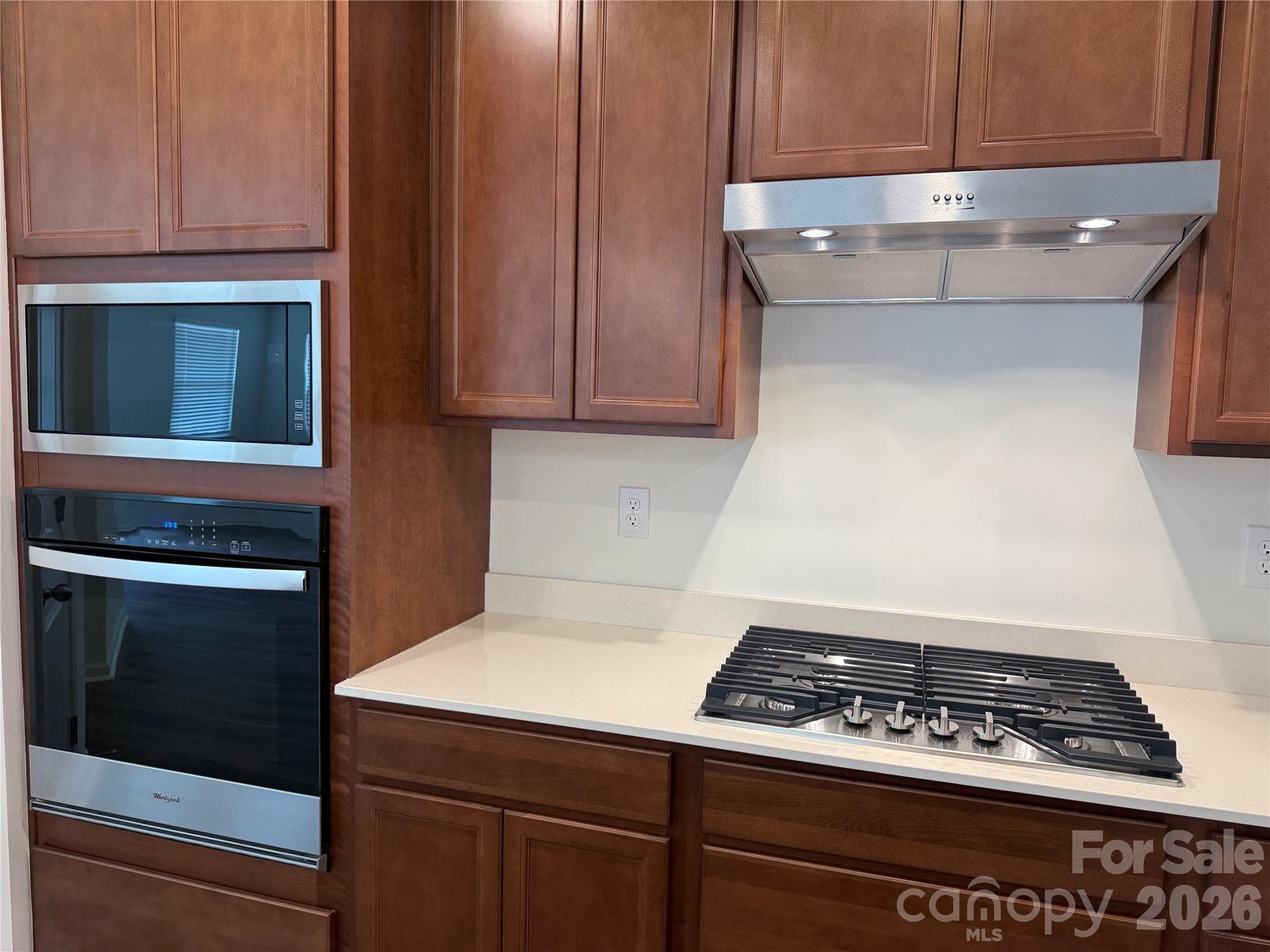 Gourmet kitchen with gas range - Monroe