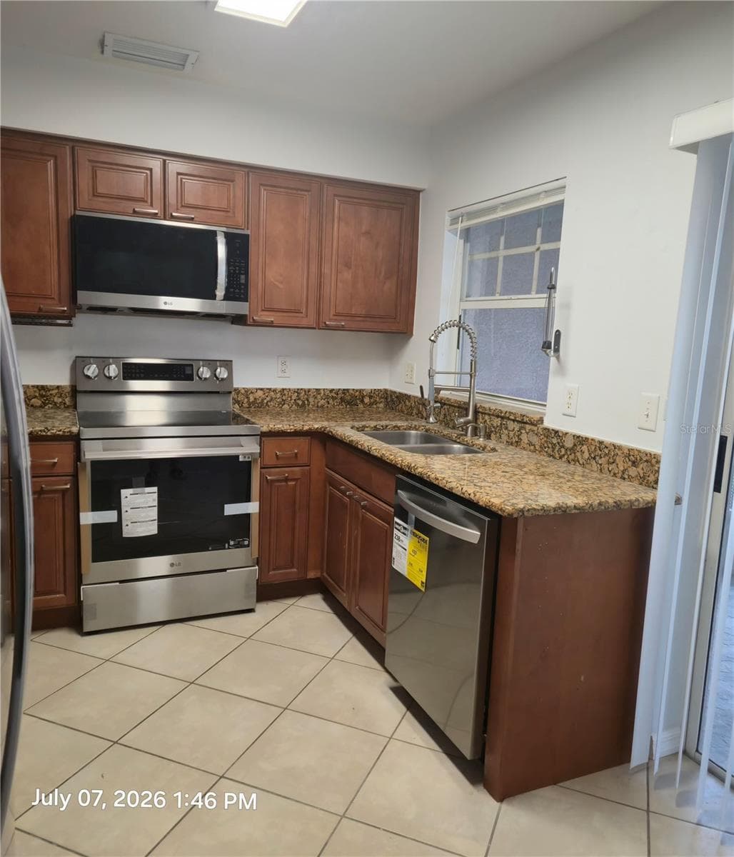 Kitchen - 734 KENSINGTON LAKE CIR #BRANDON, BRANDON