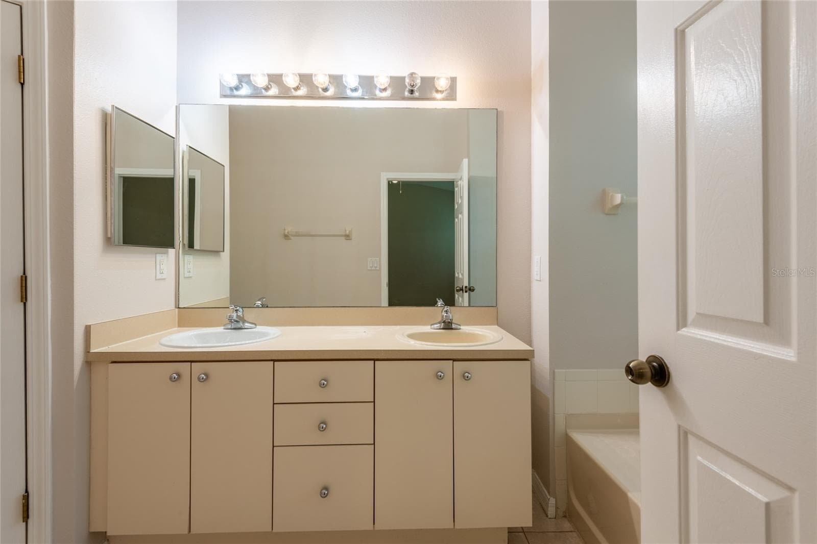 Single Family Residence at 11112 HOLLY CONE DR, RIVERVIEW, photo 24 of 38