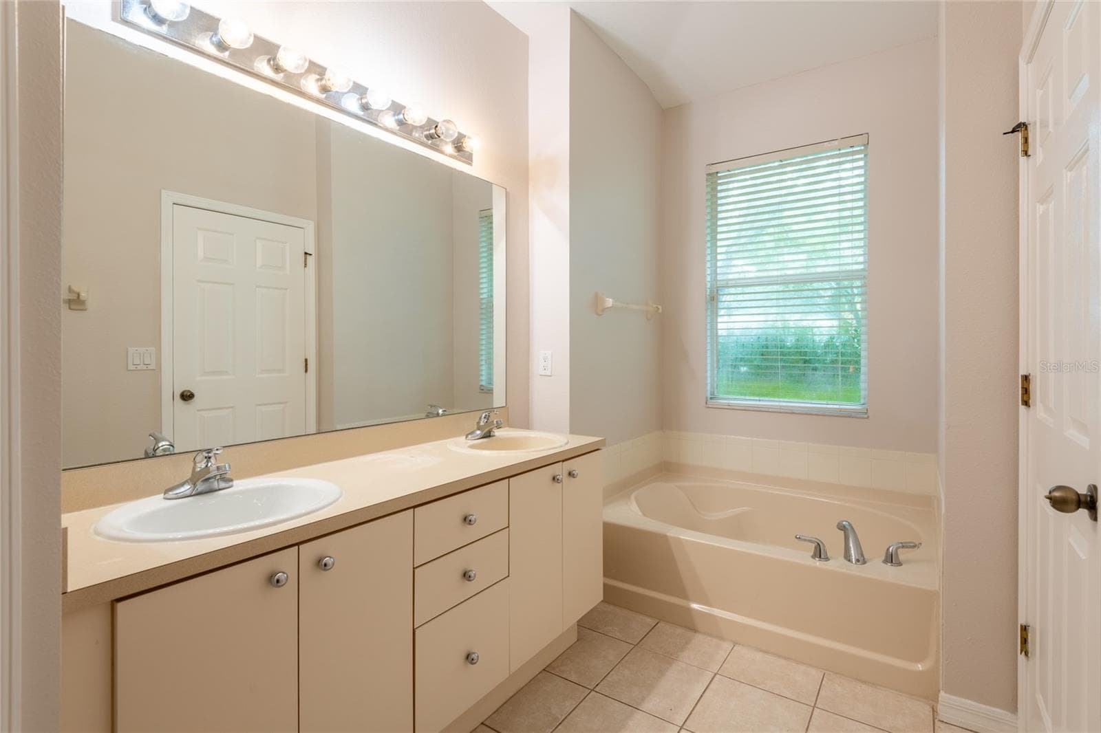 Single Family Residence at 11112 HOLLY CONE DR, RIVERVIEW, photo 25 of 38