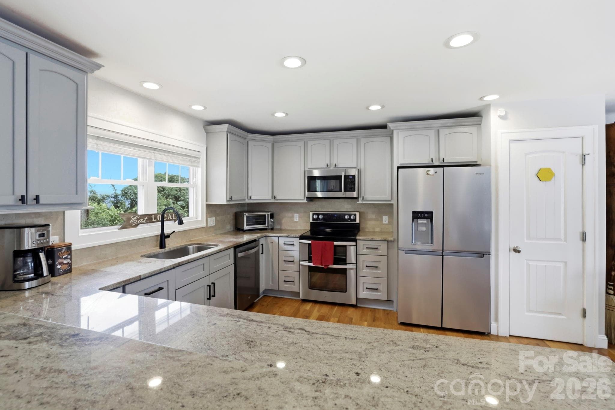 Spacious Kitchen - 26 Crestwood Drive, Arden