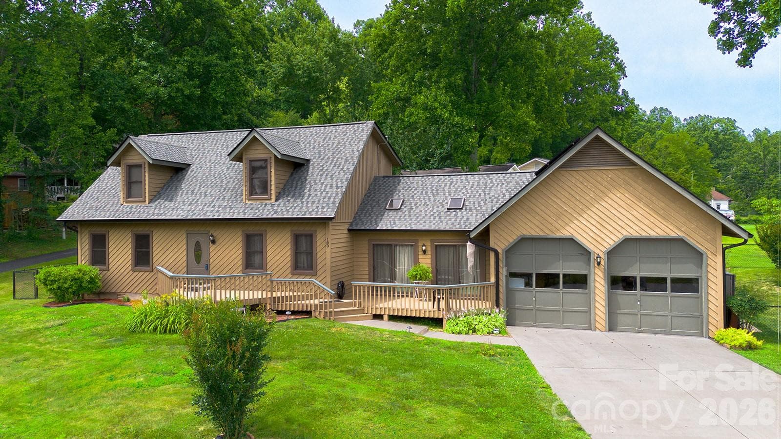 Single Family Residence at 100 Forest Park Drive, Hendersonville, photo 3 of 35