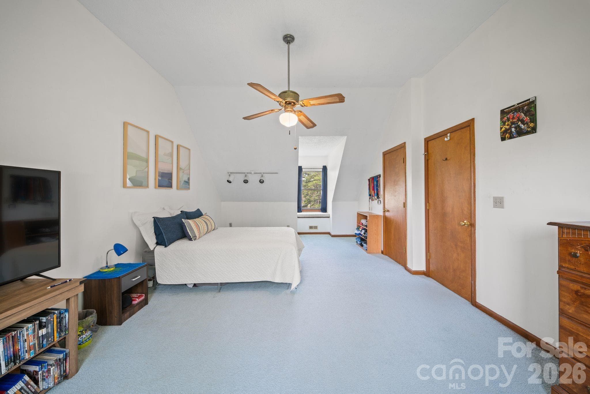 Second bedroom with window seat and walk-in closet - 100 Forest Park Drive, Hendersonville