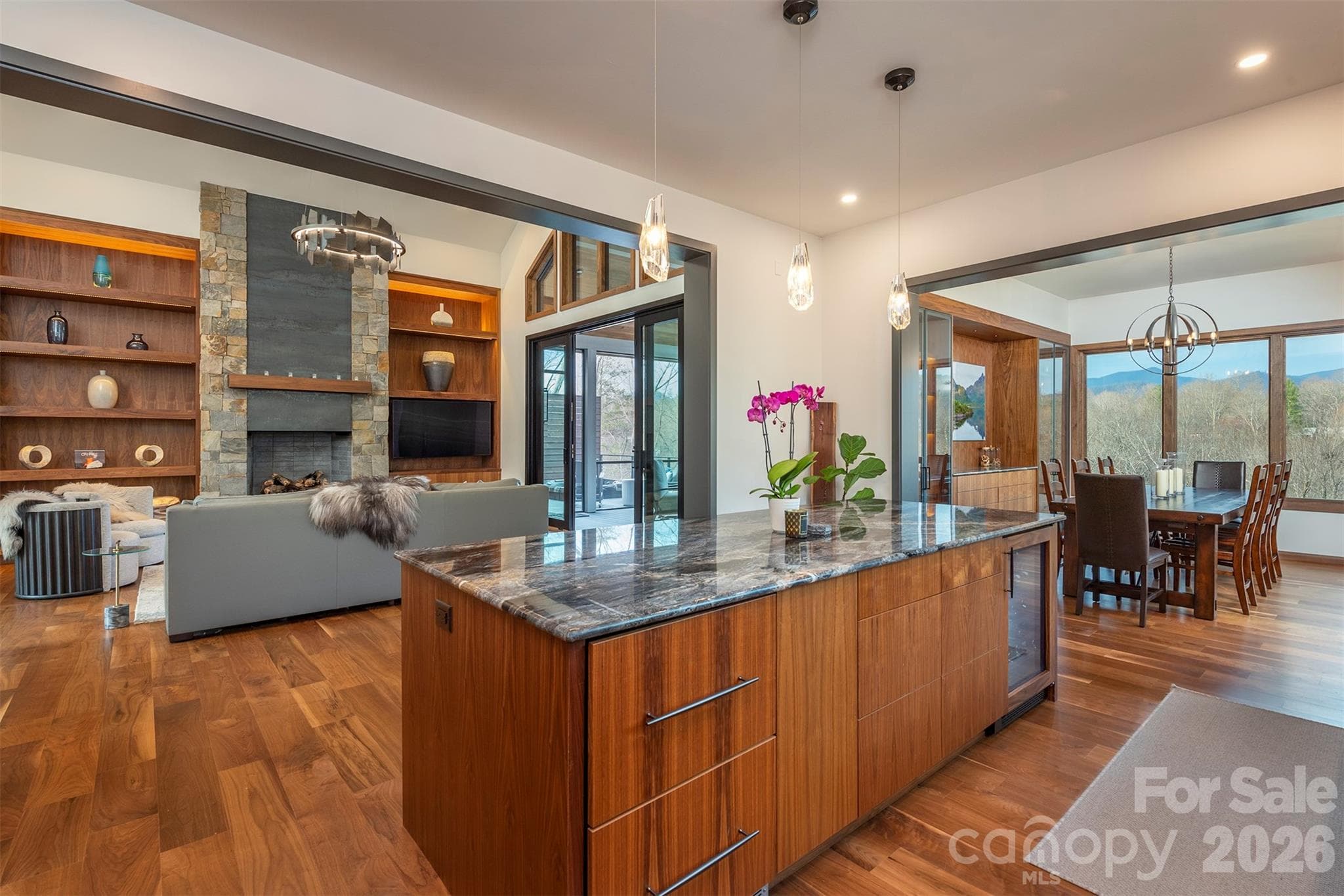 Custom Build it and easy flow for entertaining - Asheville