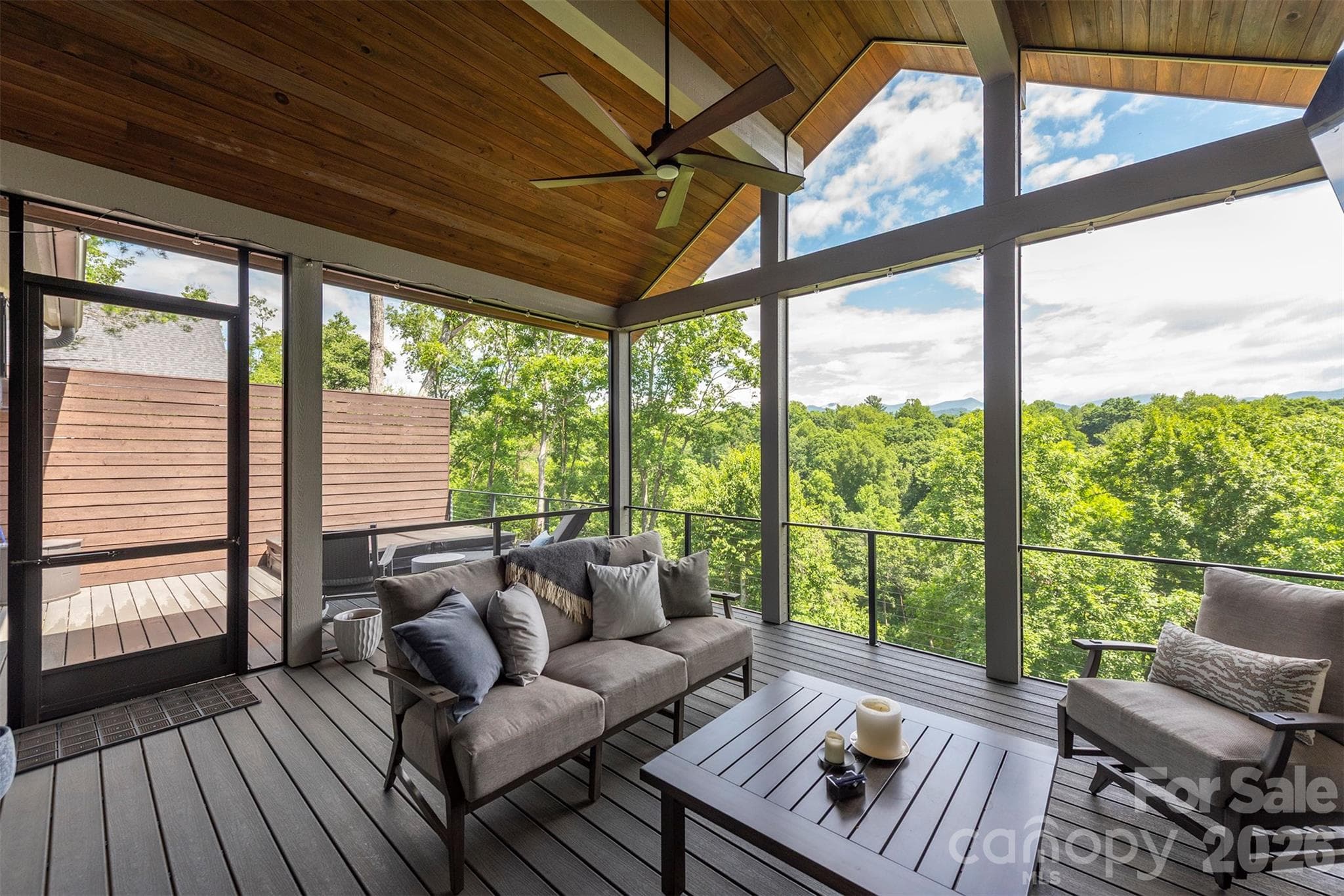 Enjoy the screened in back deck or sit out in the open space as well - Asheville