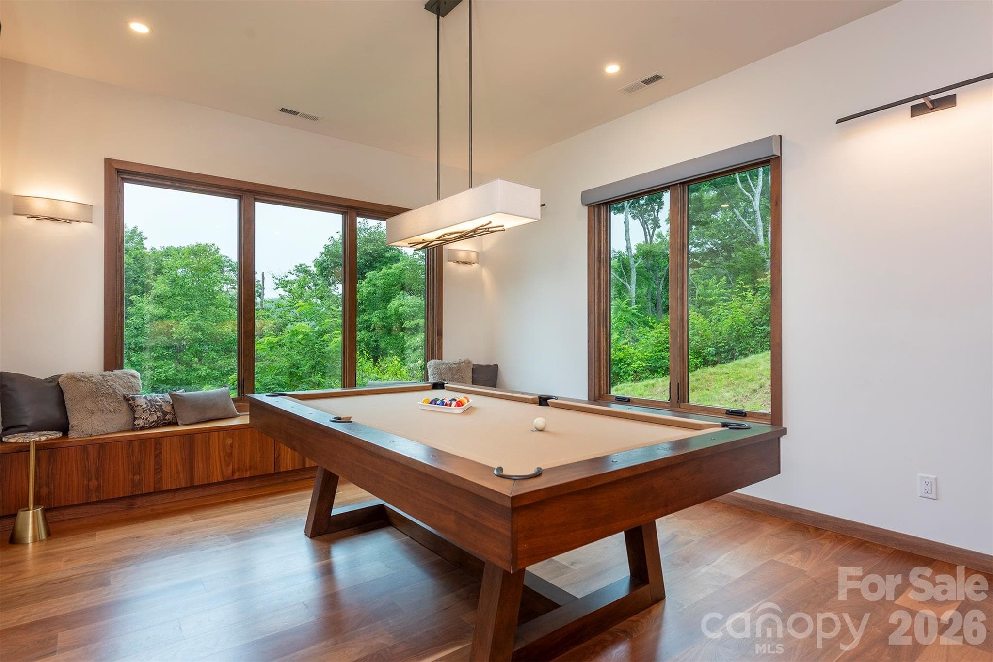 Pool room with build ins and amazing views - Asheville
