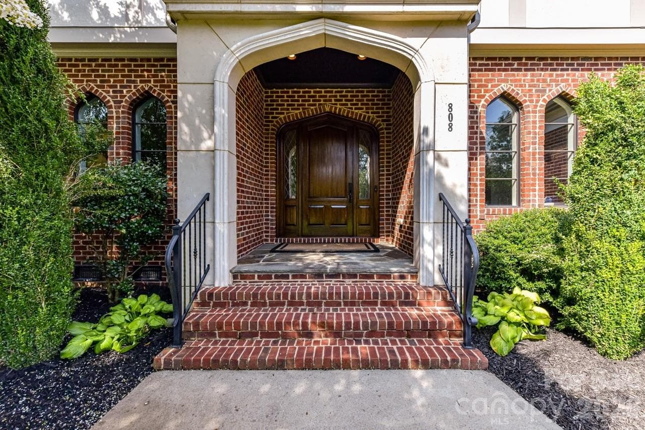 Single Family Residence at 808 Huntington Park Drive, Charlotte, photo 4 of 40