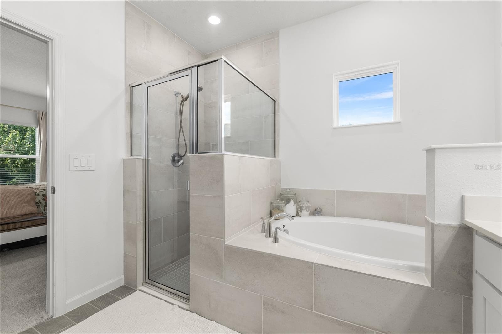 Soaker Tub and Separate Shower - 13941 NW CONVERGENCE BLVD, ALACHUA